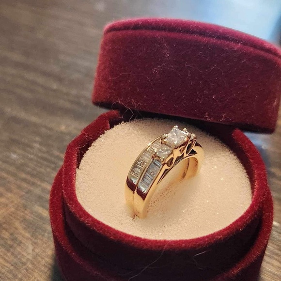 Wedding set. 1.25 total diamond. Princess cut and baguette cut. Size 6. 14k gold - Picture 5 of 9